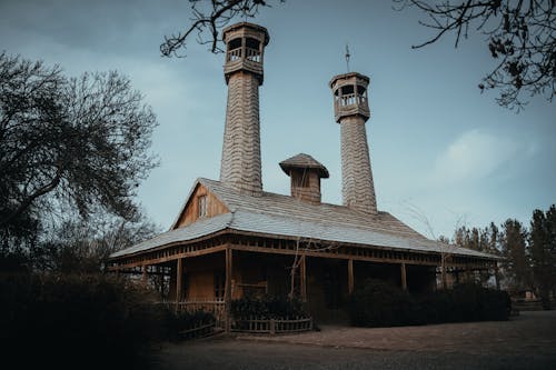 Foto d'estoc gratuïta de arbres, arbusts, arquitectura