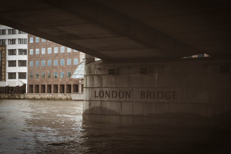 Under The London Bridge