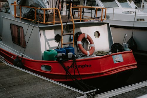 bağlanmış, can simidi, deniz araçları içeren Ücretsiz stok fotoğraf