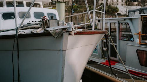 deniz araçları, halatlar, iskeleye bağlanmış içeren Ücretsiz stok fotoğraf