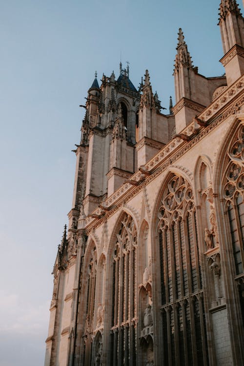 Fotos de stock gratuitas de arquitectura gótica, catedral, foto de ángulo bajo