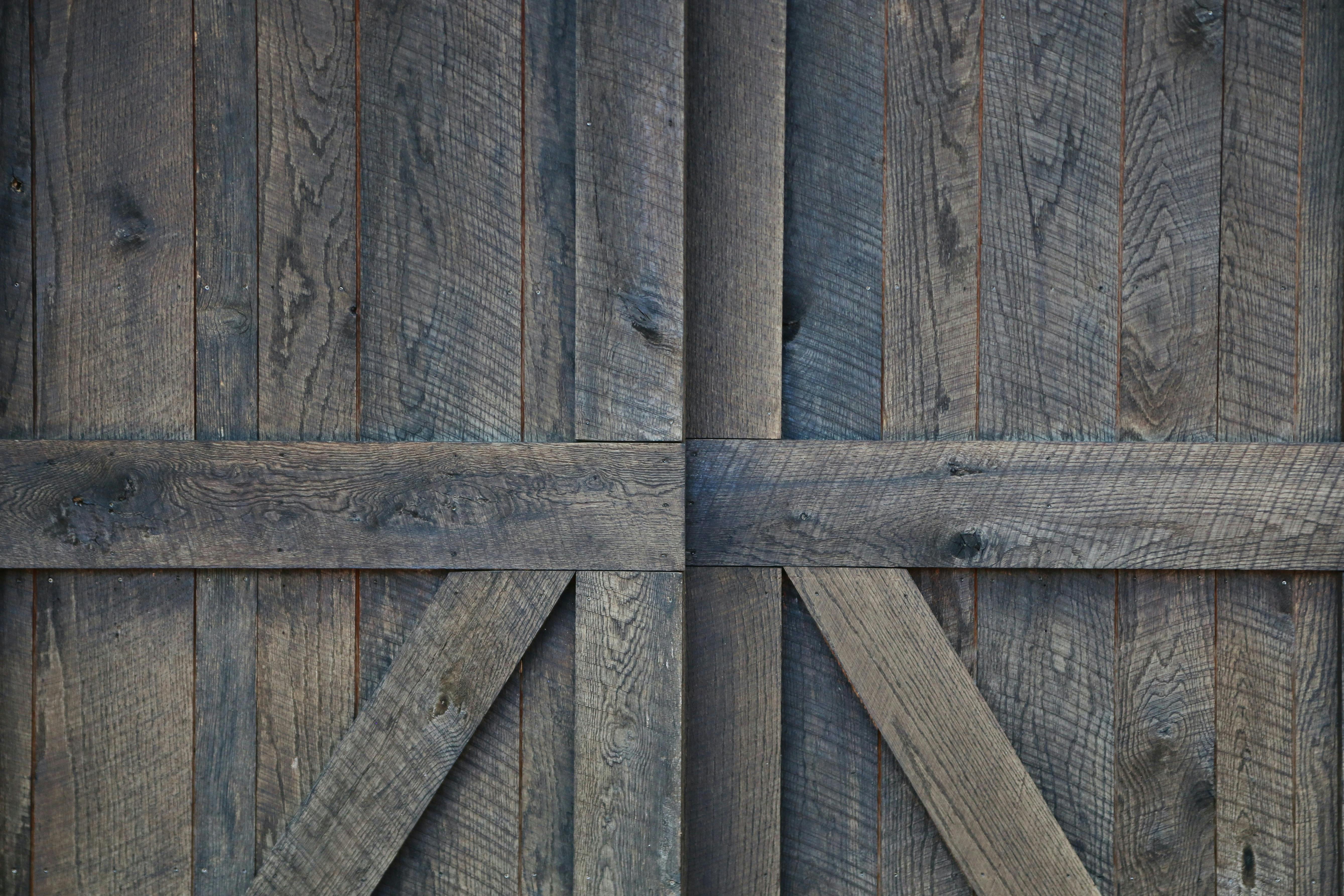 Detail am Türrahmen mit verstärktem Schließblech und langen Schrauben für besseren Halt