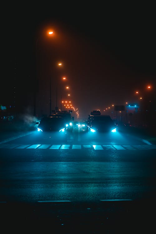 Ingyenes stockfotó autók, éjszakai fotózás, fényszórók témában