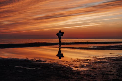 Silhouette De Fille Dans Le Ciel Tôt De Lever De Soleil