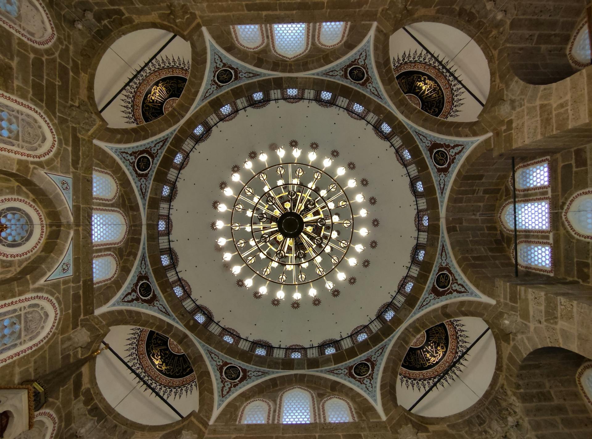 Intricate chandelier with detailed ceiling architecture in İzmit Mosque.