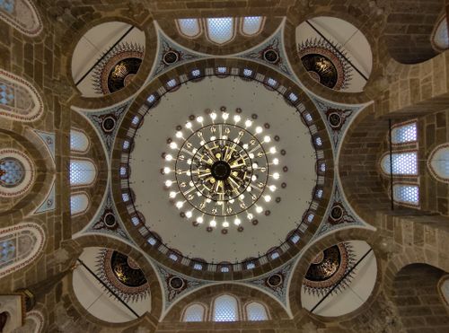 Free Intricate chandelier with detailed ceiling architecture in İzmit Mosque. Stock Photo