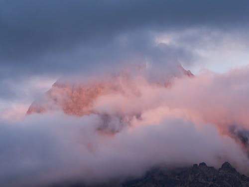 Gratis lagerfoto af bjerg, overskyet himmel, skyer Lagerfoto