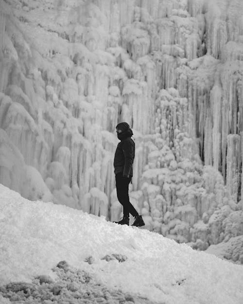 Free Ein Mann, Der Auf Einem Eiskalten Bergpfad Wandert Stock Photo