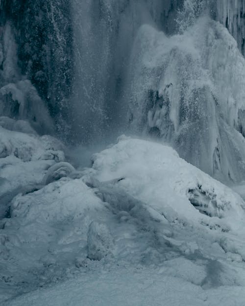 Бесплатное стоковое фото с вертикальный выстрел, вода, зима