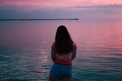 Foto profissional grátis de céu crepuscular, corpo d'água, de pé