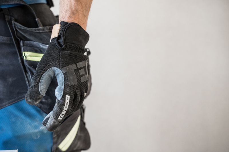 What to look for? — Close-up of protective work gloves for mechanical risks