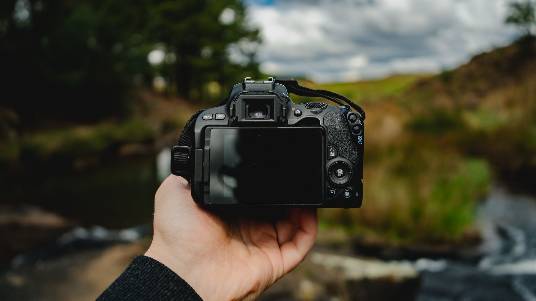Fotograf sprawdza parametry i lokalizację w metadanych zdjęcia na laptopie