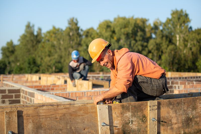 Bouwvakker met veiligheidshelm op de bouwplaats