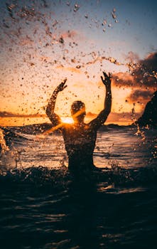 日落时分，欣赏大海的人影剪映出充满活力的海景