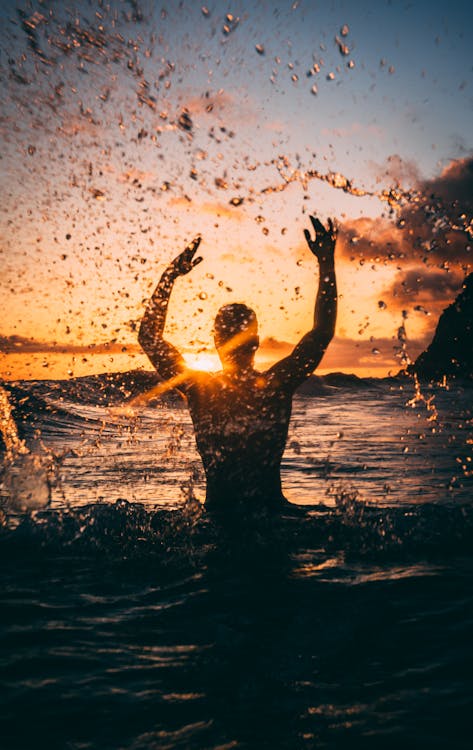 Silhouette Photography Of Man At Beach Trong Sunset