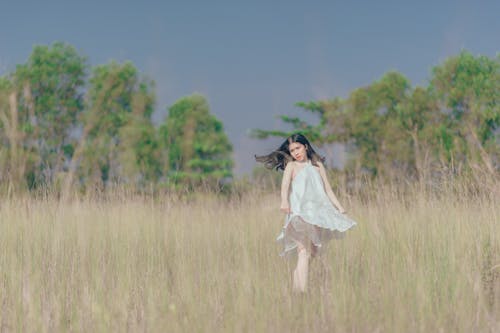 Mulher Com Vestido Frente única Branca No Campo De Grama