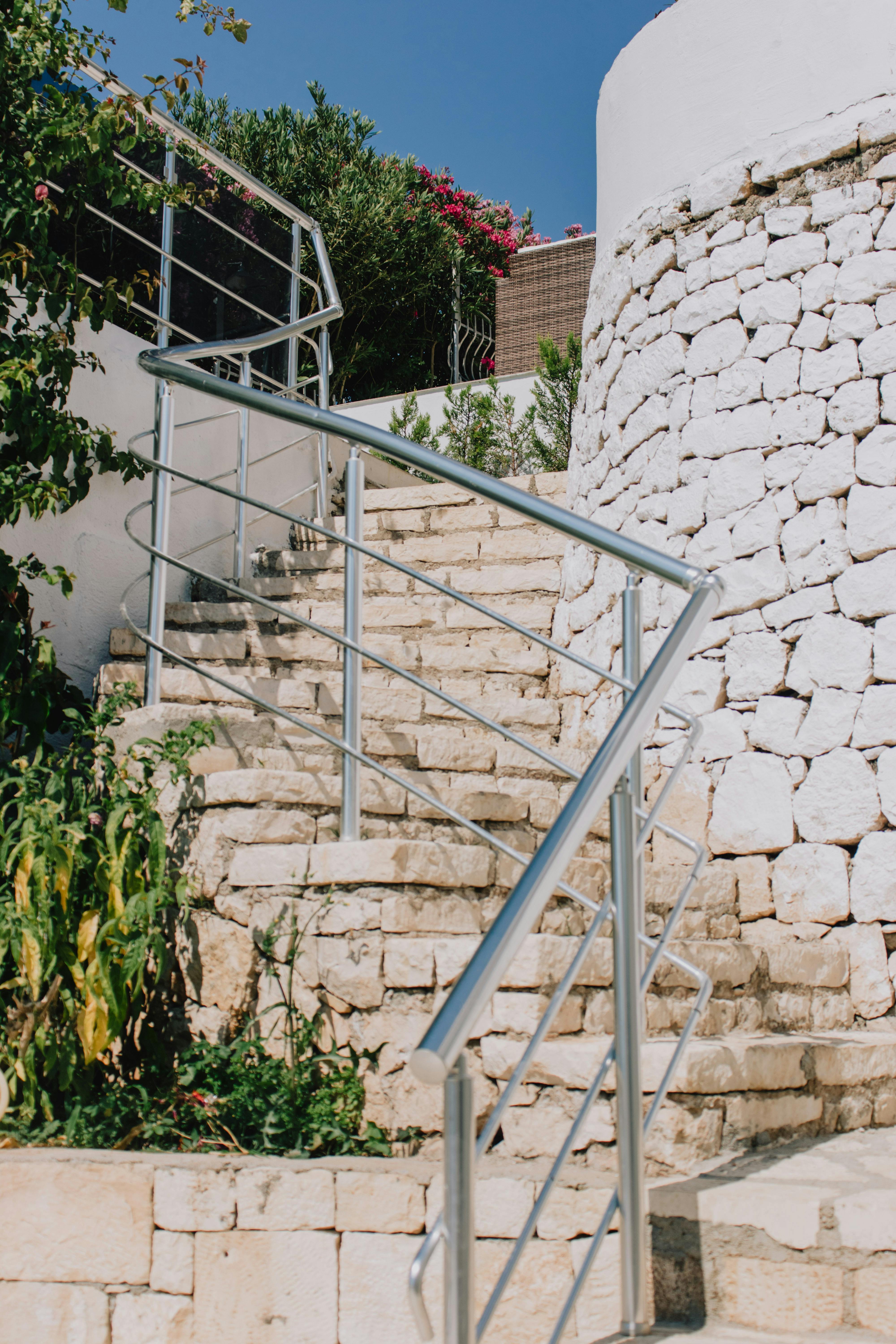 Escalier extérieur en pierre avec rampe métallique en Bretagne