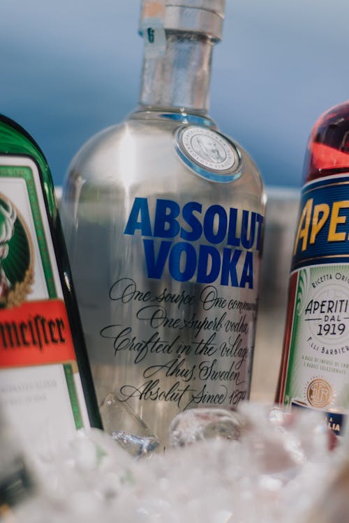 Kostnadsfri bild av alkoholist, glasflaskor, isbitar