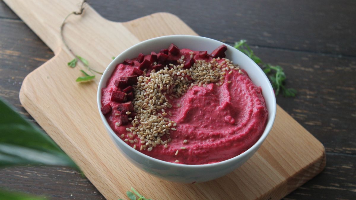 Tahini bowl with beetroot and sesame seeds