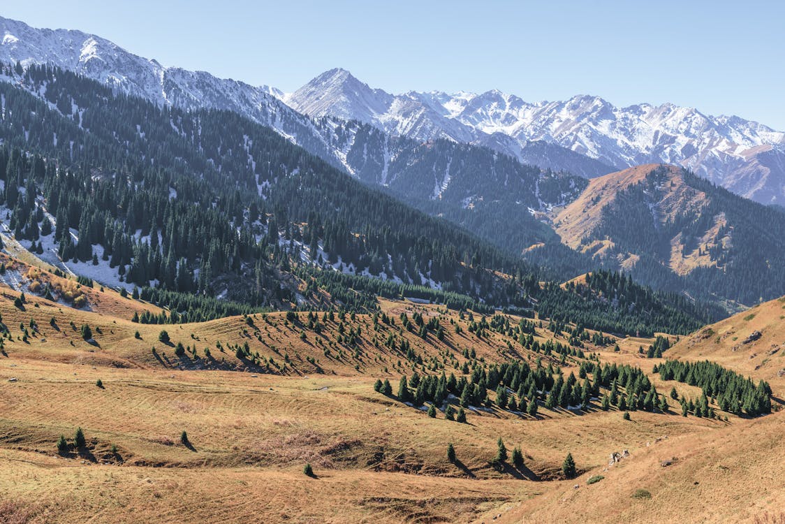 Almaty Merupakan Kota Terbesar di Kazakhstan dan memiliki Bentang Alam Pegunungan yang Sangat Indah