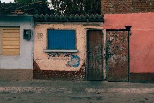 Foto profissional grátis de danificado, entrada, entradas