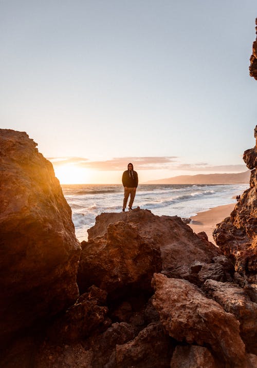 Fotografia Di Un Uomo In Piedi Su Una Roccia