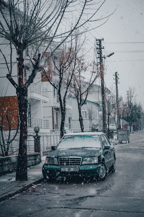 Foto profissional grátis de automóvel, carro clássico, coberto de neve