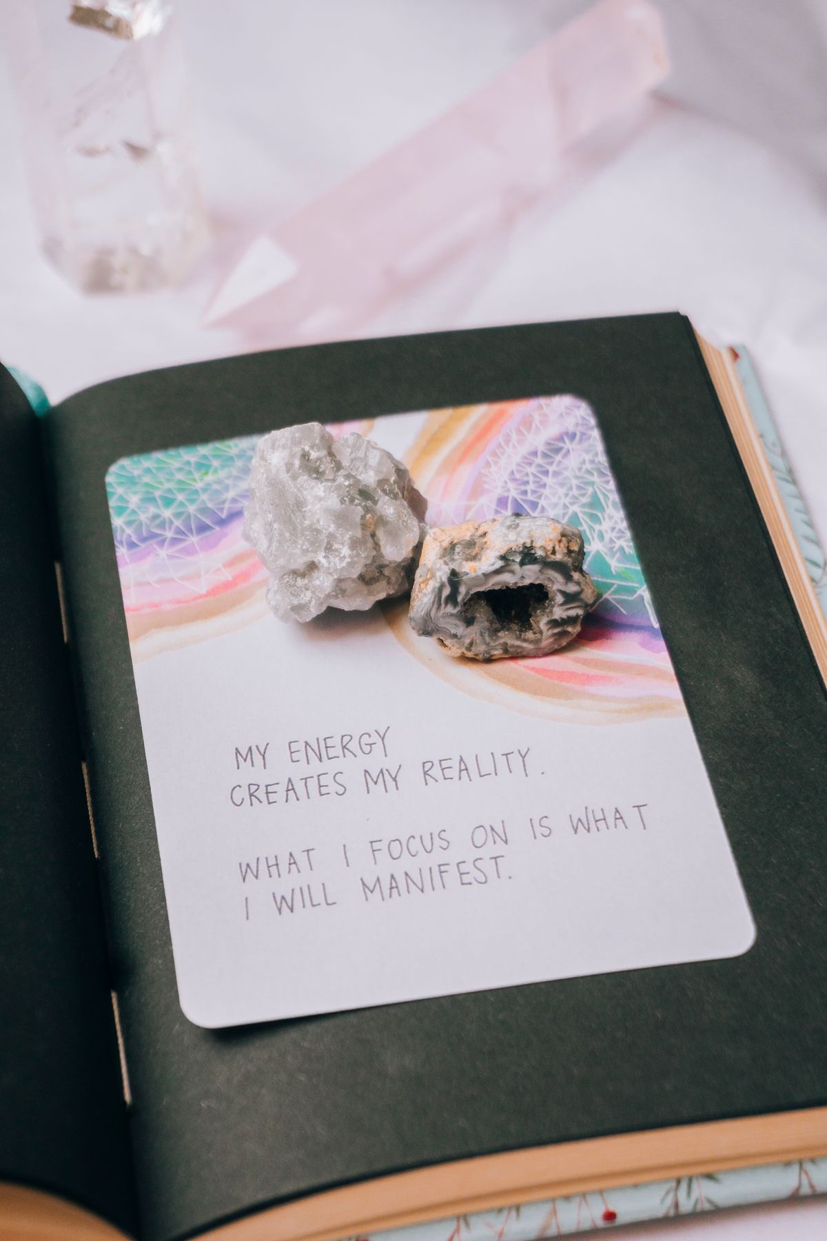 Caderno aberto com cristais em uma composição espiritual e contemplativa