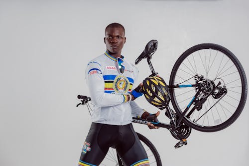 Kostnadsfria Kostnadsfri bild av afroamerikansk man, cyklist, håller Stock foto