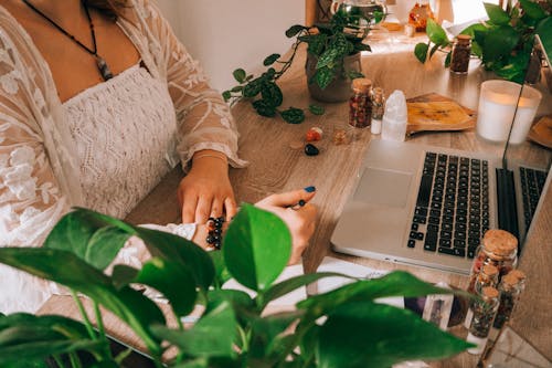 Gratis stockfoto met bureau, computer, mevrouw