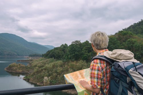 Mann Im Roten, Gelben, Blauen Und Weißen Karierten Kragenoberteil Mit Blauem Und Grauem Rucksack