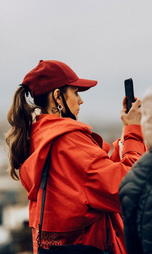 akıllı telefon, dikey atış, Kadın içeren Ücretsiz stok fotoğraf