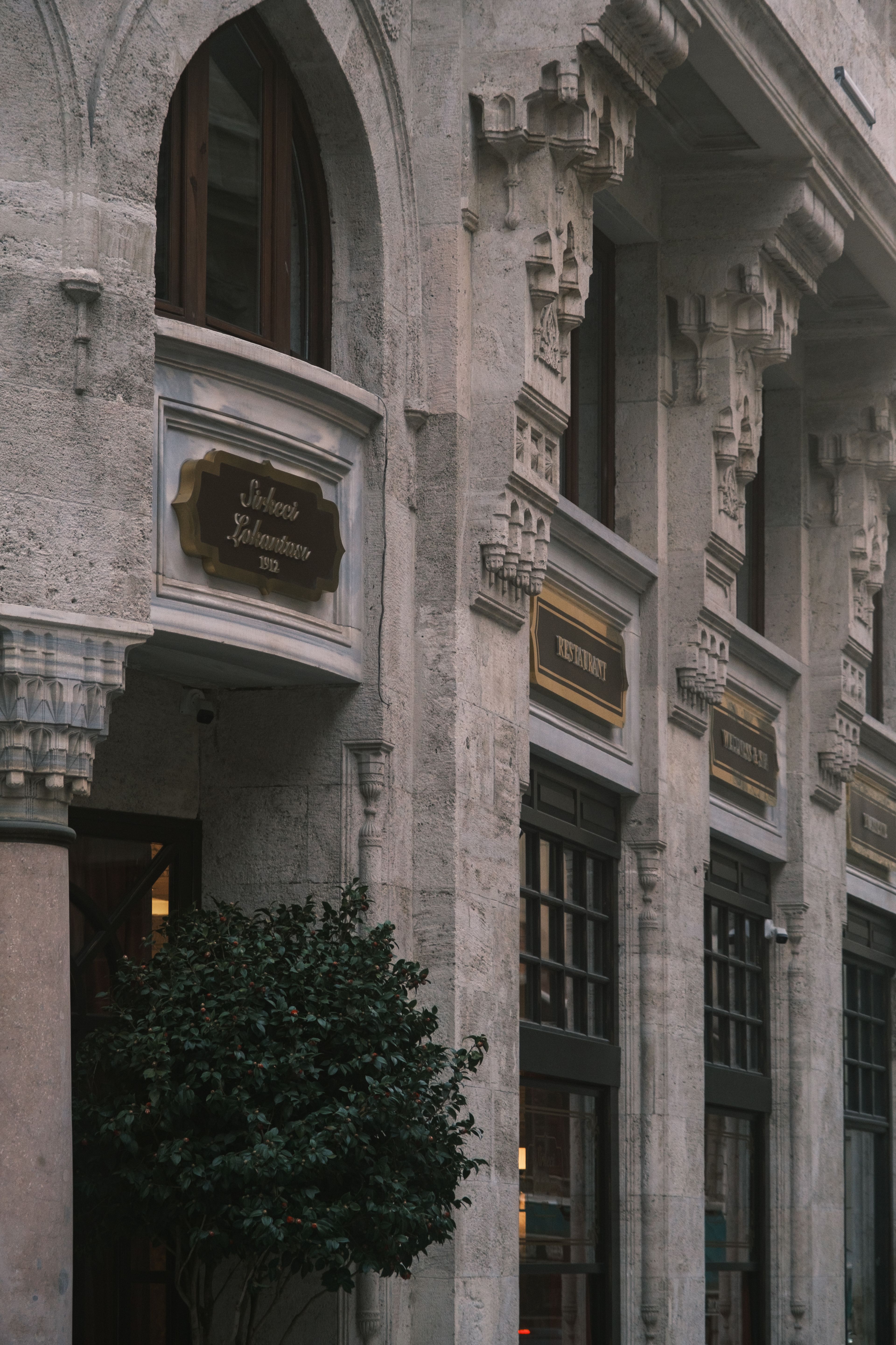 Détail des fenêtres alignées d'un immeuble ancien en pierre, façade sur rue.