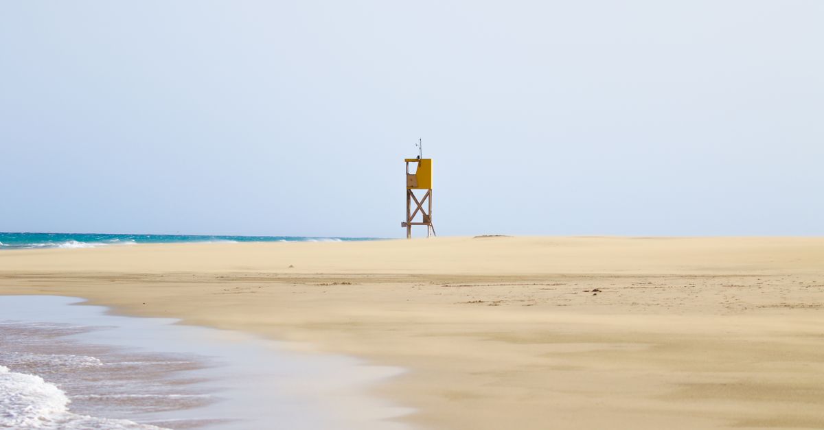Lifeguard Post Draw A Lifeguard Post at the Beach · Free Stock Photo