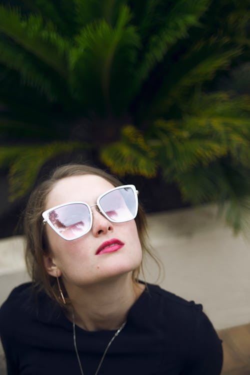 무료 블랙 탑과 선글라스를 착용 한 여성의 사진 스톡 사진