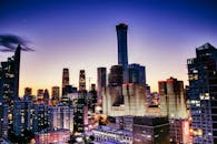 黄昏时分，北京的天际线灯火通明，摩天大楼勾勒出充满活力的城市景观