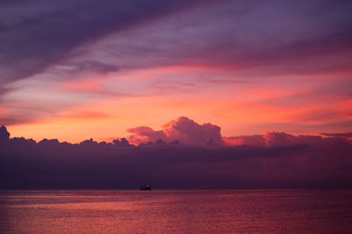 Kostnadsfri bild av båt, dramatisk himmel, flytande