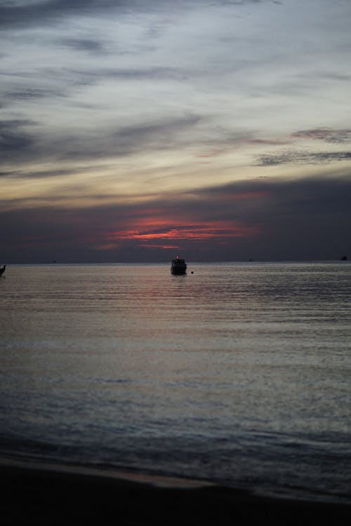 Gratis lagerfoto af aften-himlen, båd, dramatisk himmel Lagerfoto