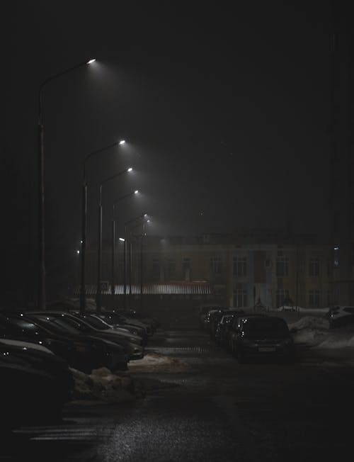 Безкоштовне стокове фото на тему «автомобілі, вуличні ліхтарі, ніч»