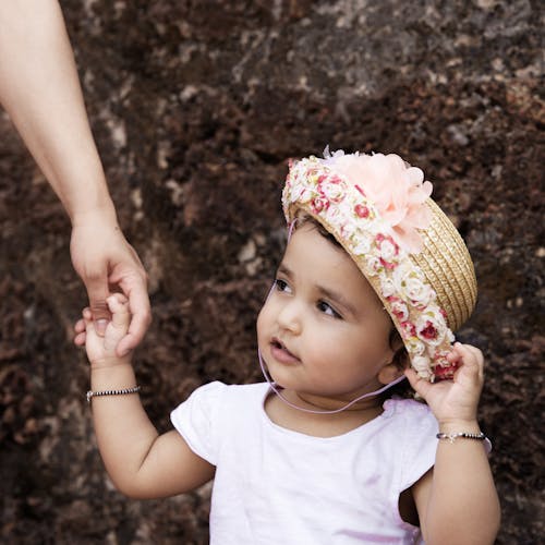 Immagine gratuita di bambino, cappello di paglia, fiori