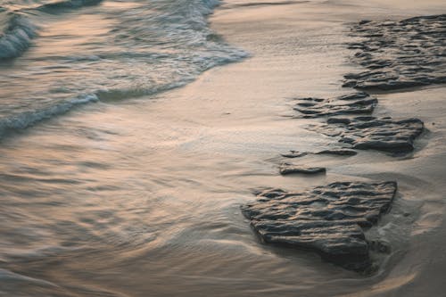 Ilmainen kuvapankkikuva tunnisteilla aallot, hiekkaranta, kivet