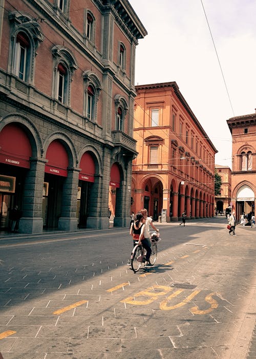Ücretsiz binalar, binmek, bisiklet içeren Ücretsiz stok fotoğraf Stok Fotoğraflar