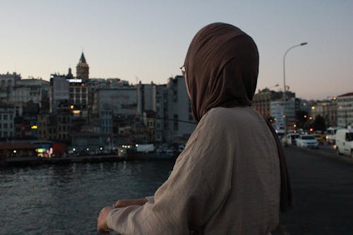 Gratis stockfoto met beige lange mouwen, bruine hijab, gebied met water