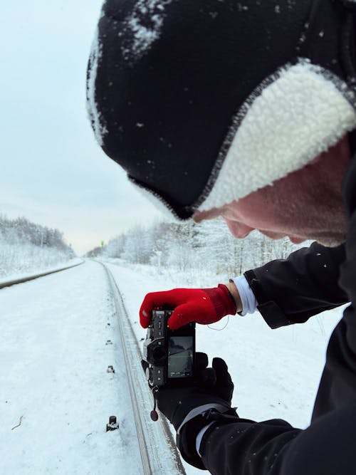 Бесплатное стоковое фото с вертикальный выстрел, железная дорога, зима