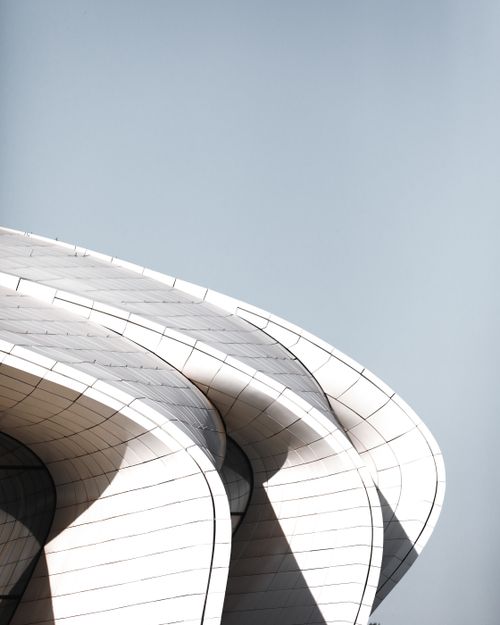 Free Discover the futuristic design and sweeping curves of Baku's iconic Heydar Aliyev Center. Stock Photo