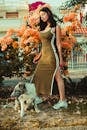 一位时尚女士在充满活力的花园里与她的狗合影