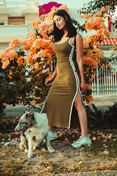 一位时尚女士在充满活力的花园里与她的狗合影