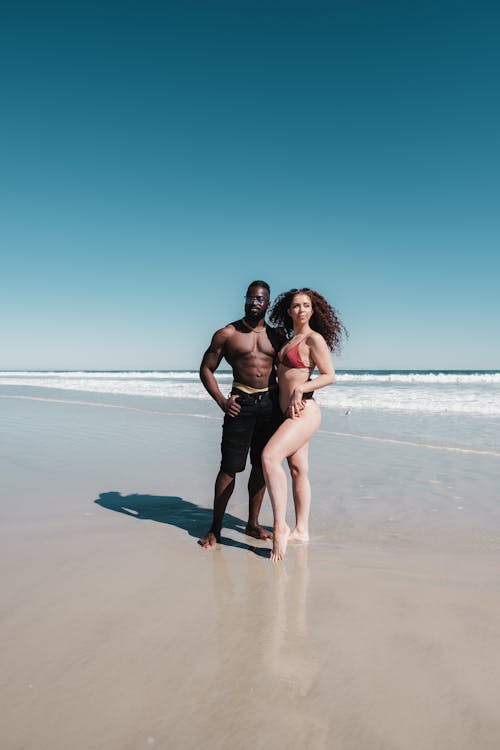 adam, afrikalı amerikalı adam, bikini içeren Ücretsiz stok fotoğraf