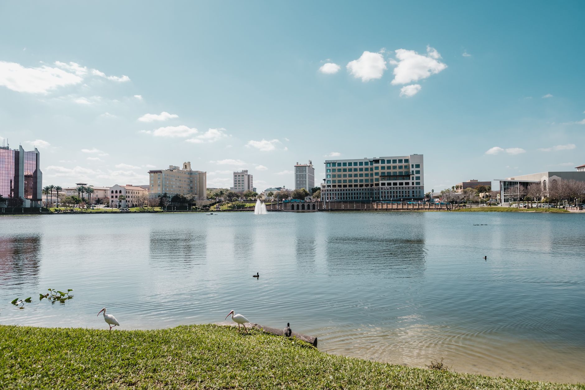 Captivating view of Lake Mirror and Lakeland skyline under a clear blue sky.