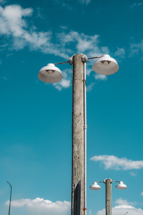 Kostenloses Stock Foto zu blauer himmel, holzpfahl, straßenlaterne